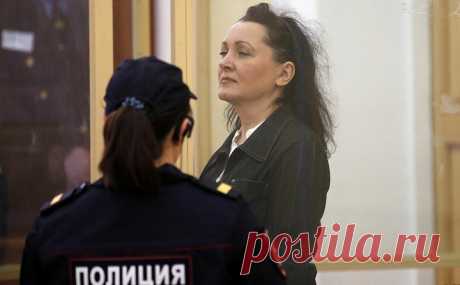 Экс-судью приговорили к 10 годам по делу матери главаря банды Цапков. Экс-судью Мартынову приговорили к 10 годам заключения за хищение средств с арестованных счетов матери главаря банды Цапков, а также пособничество при фальсификации доказательств