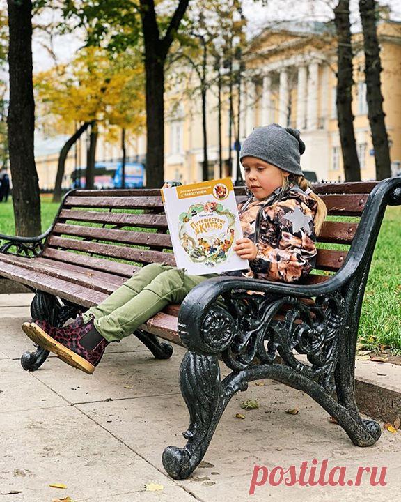 «За спиной у Саши Музей Востока, на первое занятие в котором она вчера сходила. А в руках у Саши книга, которую мы с ней по этому поводу читали. Это "Путешествие в Китай" Елены Качур, долгожданное и очень, на мой взгляд, удачное пополнение в серии детских энциклопедий с Чевостиком, которые печатает издательство МИФ. Насколько мне известно, книг для малышей о Китае совсем-совсем немного, а ведь тема-то невероятно интересна! И я бесконечно рада, что Древний Китай попал в сферу…
