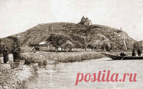 ОСТРОВ СЕВАН---ТАКИМ МЫ ЕГО БОЛЬШЕ НЕ УВИДИМ
Всем известно что до снижения уровня Севана нынешний полуостров был островом.
1.Остров и монастырь в 19 веке (Paris, 1869, T. Deyrolle)
L'isola e il monastero nel 19 ° secolo (Parigi, 1869, T. Deyrolle)