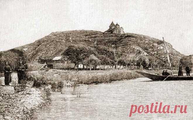 ОСТРОВ СЕВАН---ТАКИМ МЫ ЕГО БОЛЬШЕ НЕ УВИДИМ 
Всем известно что до снижения уровня Севана нынешний полуостров был островом. 
1.Остров и монастырь в 19 веке (Paris, 1869, T. Deyrolle)
L'isola e il monastero nel 19 ° secolo (Parigi, 1869, T. Deyrolle)