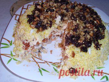 Салат с лососем, грецкими орехами и черносливом «Посольский» | Рецепты моей мамы