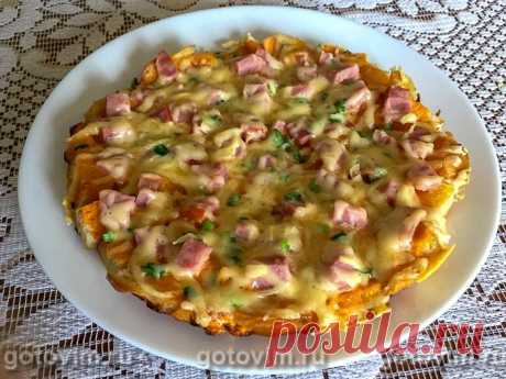 Пицца на сковороде из батона с ветчиной и сыром. Рецепт с фото Из батона и минимального количества продуктов можно приготовить «пиццу» на радость домочадцам. Если в хлебнице понемногу осталось и белого, и ржаного хлеба - смешивайте их смело, вкус блюда от этого не испортится.
