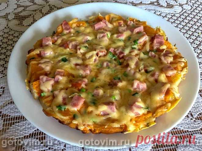 Пицца на сковороде из батона с ветчиной и сыром. Рецепт с фото Из батона и минимального количества продуктов можно приготовить «пиццу» на радость домочадцам. Если в хлебнице понемногу осталось и белого, и ржаного хлеба - смешивайте их смело, вкус блюда от этого не испортится.
