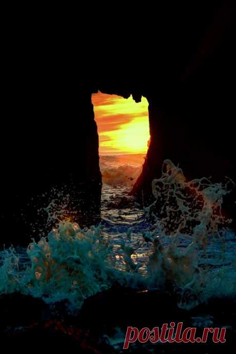 ponderation:
“Pfeiffer Beach Sunset Splash by Shreenivasan Manievannan
”