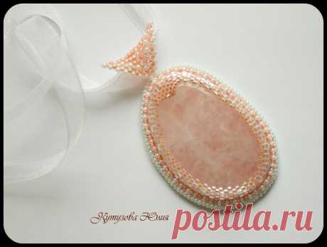 Кулон с розовым кварцем в японском бисере