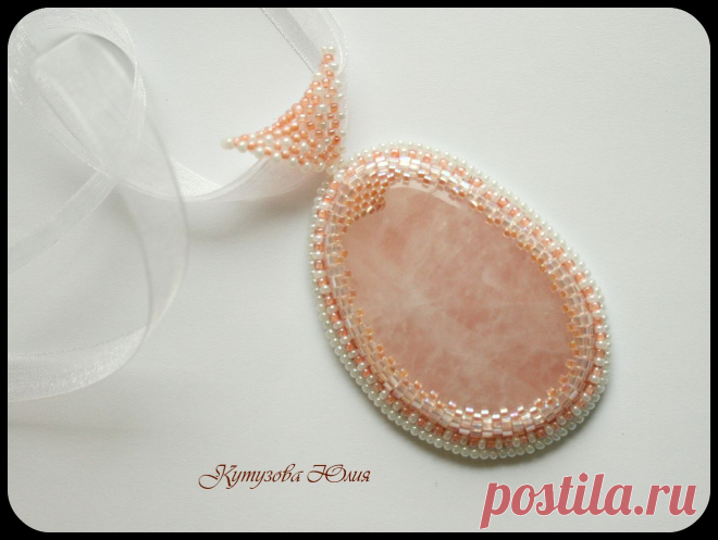 Кулон с розовым кварцем в японском бисере