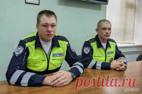 Стучал по стеклу и кричал. В Балашихе полицейский спас ребенка из огня. В Балашихе во время пожара, пока один полицейский выводил людей из горящего здания, другой бросился на помощь запертому в офисе 6-летнему мальчику и вынес из на руках из огня. Aif.ru нашли героев и побеседовали с ними.