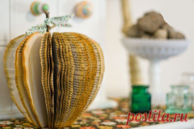 Стильный аксессуар: яблоко из старой ненужной книги