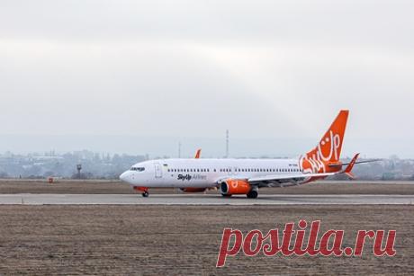 В МИД Украины прокомментировали посадку SkyUp в Кишиневе. Спикер Министерства иностранных дел Украины Олег Николенко прокомментировал экстренную посадку рейса украинской авиакомпании SkyUp Airlines в Кишиневе. Он сообщил, что украинское посольство в Молдавии оказывает консульскую помощь всем пассажирам, летевшим по маршруту Мадейра — Киев.