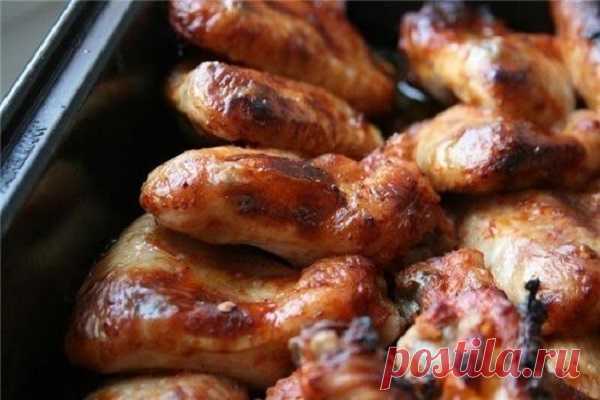 Вкуснейший маринад для куриных крылышек 
Этот маринад делает куриные крылышки просто бесподобными.
Для маринада нам понадобится по полной столовой ложке томатной пасты, майонеза, соевого соуса, по чайной ложке соли, меда, черного и красного…