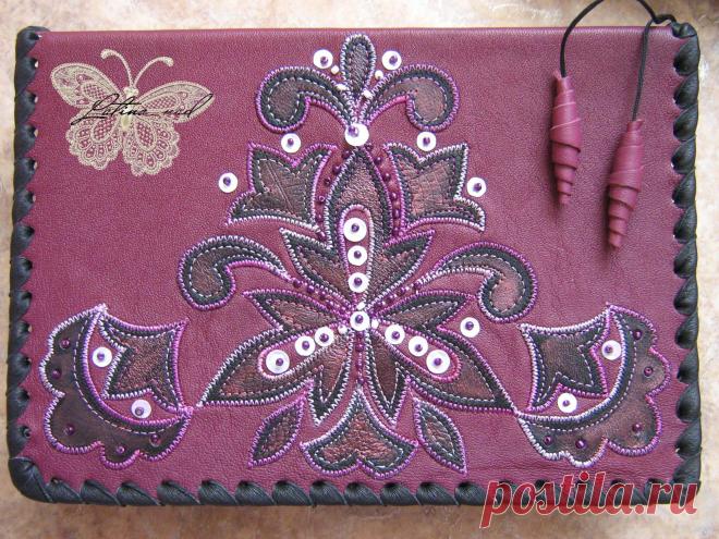 Обложка для книг из натуральной кожи, декор декоративная строчка, аппликация, бисер, пайетки.