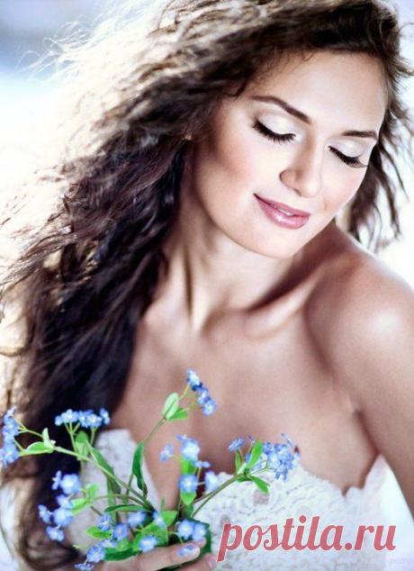 Я сегодня оденусь в белое,
Заплету незабудки в волосы,
И раскрашу рукою смелою,
Свою жизнь в разноцветные полосы.

Краски хватит и хватит фантазии,
Только впредь тут не будет чёрного -
Много в жизни бывало разного,
Но не будет теперь тут воронов.

Пусть кружат они над другим окном,
Я сейчас разойдусь веселием,
И душе моей сейчас светло - светло,
Я сегодня оденусь в белое...