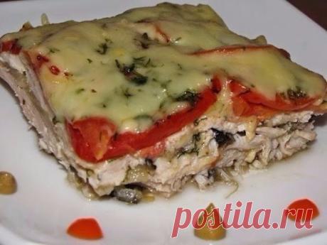 КУРИНАЯ ЗАПЕКАНКА
Ингредиенты:
- Куриная грудка (филе) - 4 шт.
- -Баклажаны - 2-3 шт.
- Помидоры - 3-4 шт.
- Сыр - 150 г
- Чеснок - 1 зубчик
- Зелень укропа
- Растительное масло для жарки
- Соль, красный и чёрный перец по вкусу
Приготовление:
1. Баклажаны вымыть, срезать хвостики и обсушить. Нарезать их вдоль, тонкими полосками, положить в миску, посолить и оставить на 20-30 минут. С баклажан слить образовавшийся сок.Куриную грудку вымыть, хорошо обсушить и разрезать кажду...