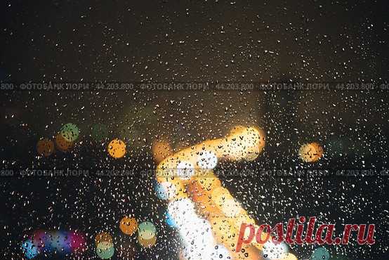 Blurred bokeh, raindrops on window glass and city lights at night, dark abstract background. Стоковое фото, фотограф Ilaronsia / Фотобанк Лори
