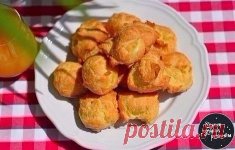 Эклеры

Время приготовления - 15 минут
Время выпекания - 45 минут

Ингредиенты:
Масло сливочное — 100 г
Яйцо — 4 шт.
Мука — 180 г
Соль — 1/2 ч.л.
Вода — 250 мл
Заварной крем — опционально

Приготовление:
1. Подготовить ингредиенты.
2. Доведите воду до кипения, растопите в воде масло и добавьте соль.
3. Добавьте туда муку. Тщательно перемешайте деревянной лопаткой.
4. Как только тесто начнет отходить от стенок, скатается в комок, поварите его ещё пару минут и снимите с огня...