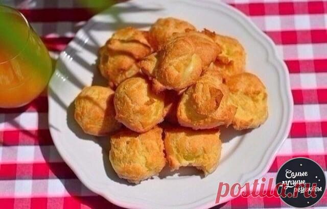 Эклеры

Время приготовления - 15 минут
Время выпекания - 45 минут

Ингредиенты:
Масло сливочное — 100 г
Яйцо — 4 шт.
Мука — 180 г
Соль — 1/2 ч.л.
Вода — 250 мл
Заварной крем — опционально

Приготовление:
1. Подготовить ингредиенты.
2. Доведите воду до кипения, растопите в воде масло и добавьте соль.
3. Добавьте туда муку. Тщательно перемешайте деревянной лопаткой.
4. Как только тесто начнет отходить от стенок, скатается в комок, поварите его ещё пару минут и снимите с огня...