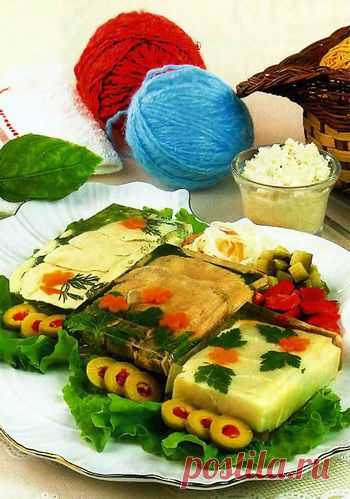 Закуска Похмельная
Для приготовления блюда Закуска Похмельная необходимы следующие ингредиенты: осетрина 50 гр, язык говяжий 50 гр, индейка 50 гр, морковь 1 небольшая, желатин 10 гр, бульон из индейки 1 стакан, петрушка, капуста квашеная полстакана, огурец соленый 1 штука, перец красный болгарский маринованный 1 штука, маслины 6 штук, листья зеленого салата 4-5 штук, соус (хрен смешать с уксусом) 2 столовые ложки.