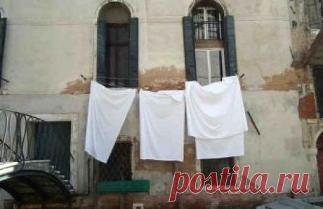Французский способ стирки белого белья. Идеальная белизна и удаление любых пятен! Изделия и вещи из белой ткани выглядят очень нарядно, торжественно и красиво. Но они имеют один существенный недостаток - быстро загрязняются, и от частых стирок теряют белизную. А вывести пятна с белого - вообще отдельная проблема. Так что же делать?

Отказаться от такого белого и красивого?

С