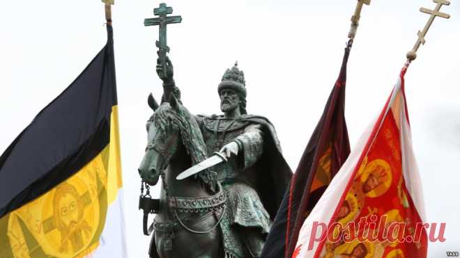 Что нужно знать русскому человеку про Ивана IV Грозного? 
1) Как известно по результатам вскрытия гробницы, проведенного в 1963 году, он был рыжим широкоплечим богатырем ростом 180 см, а не тощим замухрышкой, каковым его так любят изображать художники. Обил…