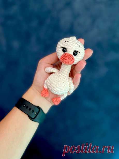 PDF Гусики крючком. FREE crochet pattern; Аmigurumi toy patterns. Амигуруми схемы и описания на русском. Вязаные игрушки и поделки своими руками #amimore - гусь из обычной пряжи, маленький гусёнок.