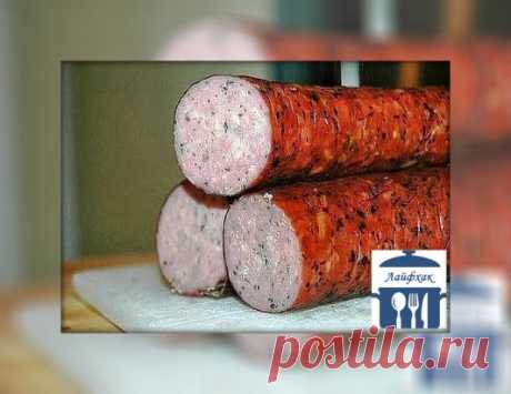 Девочки, советую взять на заметку этот рецепт- Куриная колбаска - Вкуснотища ! 
Ингредиенты:
-500 г куриного мяса (у меня куриная грудка),
-3 зубчика чеснока,
-200 мл сливок,
-2 яичных белка,
-1 ч.л. соли,
-1 ч.л. сладкой молотой паприки,
-черный молотый перец
-специи и травы по вкусу.
Первый вариант:
Куриное мясо пропустить через мясорубку.
Чеснок измельчить и добавить в куриный фарш.
Затем доб