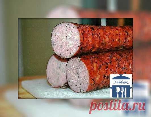 Девочки, советую взять на заметку этот рецепт- Куриная колбаска - Вкуснотища ! 
Ингредиенты:
-500 г куриного мяса (у меня куриная грудка),
-3 зубчика чеснока,
-200 мл сливок,
-2 яичных белка,
-1 ч.л. соли,
-1 ч.л. сладкой молотой паприки,
-черный молотый перец
-специи и травы по вкусу.
Первый вариант:
Куриное мясо пропустить через мясорубку.
Чеснок измельчить и добавить в куриный фарш.
Затем доб