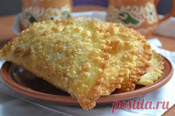 Чебуреки на заварном тесте 

Ингредиенты: 
Для теста: 
-3,5 стакана муки; 
-1/2 ч. л. соли; 
-1 стакан кипятка; 
-100 г сливочного масла; 
-1 яйцо. 
Для начинки: 
-500 г мякоти свинины; 
-4-6 луковиц; 
-соль, душистый перец - по вкусу; 
-подсолнечное масло для жарки. 

Приготовление: 
В миске смешиваем просеянную муку и соль, вливаем стакан кипятка и быстро перемешиваем вилкой. Растопленное сливочное масло слегка взбиваем с яйцом и сразу добавляем в мучную массу. 
Замешива...