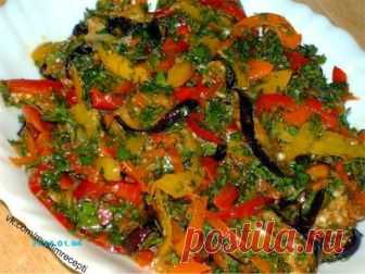 Баклажаны по-корейски - Рецепт восточной кухни Баклажаны по-корейски СОХРАНИТЕ СЕБЕ НА СТЕНКУ, ЧТОБЫ НЕ ПОТЕРЯТЬ РЕЦЕПТ! Ингредиенты:баклажан 2 штперец болгарский 3 штлук репчатый 1 штморковь 1 штчеснок 5-6 зубчиковсахар 1 ч.лсоевый соус 2 ст.луксус 9% 30 млкунжут 1 ст.л Приготовление:Баклажаны нарезать длинной соломкой, посолить и оставить на 30 минут. Затем откинуть баклажаны на дуршлаг и дать стечь соку. Обжарить баклажаны на …