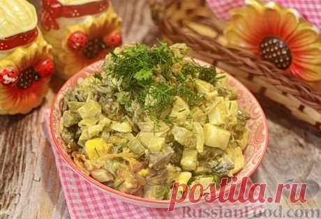 Рецепт: Салат из куриной печени с шампиньонами, маринованными огурцами и морковью на RussianFood.com