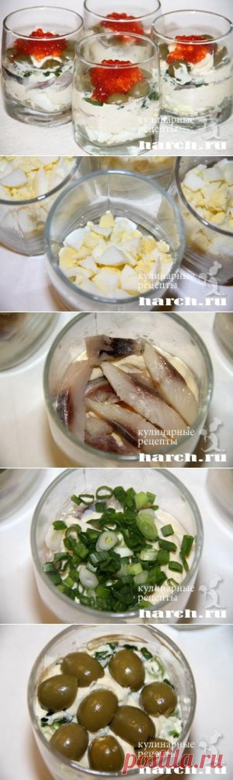 Салат в бокале с сельдью и красной икрой по-норвежски.