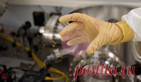 Новый материал позволит физикам ловить гравитационные волны ежедневно С покрытием из оксидов титана и германия зеркала в детекторе гравитационных волн LIGO в два раза снизят уровень фонового шума. Это, в свою очередь, увеличит объем космического пространства, который можно будет исследовать при следующем запуске детектора.