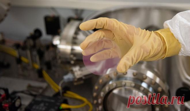 Новый материал позволит физикам ловить гравитационные волны ежедневно С покрытием из оксидов титана и германия зеркала в детекторе гравитационных волн LIGO в два раза снизят уровень фонового шума. Это, в свою очередь, увеличит объем космического пространства, который можно будет исследовать при следующем запуске детектора.