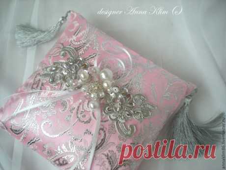 Купить Подушечка для колец "Розовая пантера" Возможны варианты цвета!!! в интернет магазине на Ярмарке Мастеров Купить или заказать Подушечка для колец &quot;Розовая пантера&quot; Возможны варианты цвета!!! в интернет магазине на Ярмарке Мастеров. С доставкой по России и СНГ. Материалы: парча, кисточки, художественная&hellip;. Размер: 18 на 18