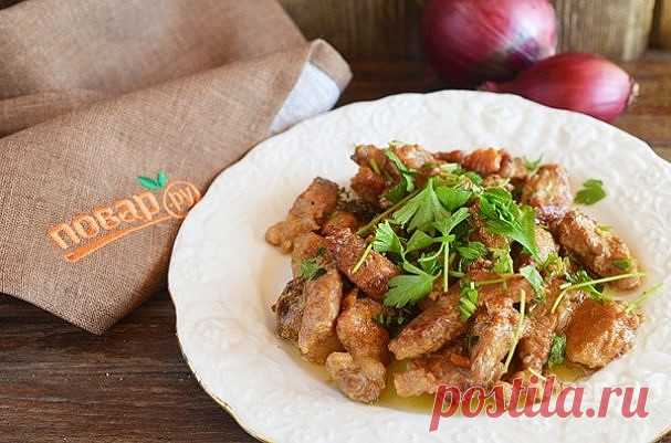 Корейская кухня.

Чо-коги погым 

Чо-коги погым-национальное корейское блюдо. Согласитесь, не так часто мы употребляем корейские блюда! Но несмотря на сложное название, блюдо очень простое! 

Обжаренные лук, морковь и шампиньоны тушатся вместе с нарезанной свининой! Подаётся блюдо с зеленью.
Ингредиенты: 
Свинина — 300 Грамм 
Шампиньоны — 300 Грамм 
Лук репчатый — 1 Штука 
Морковь — 1 Штука 
Масло подсолнечное — 2 Ст. ложки 
Соль — 1 Щепотка 
Зелень — 4 Штуки (Для подачи)
...