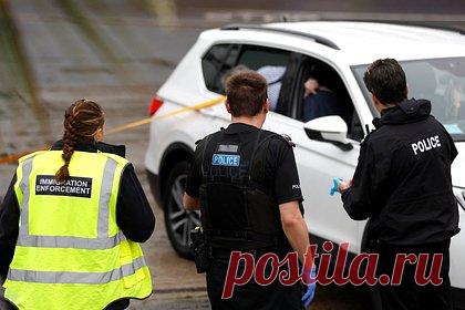 Бросившего семью ради украинки британца задержали после ссоры с возлюбленной. Британец Энтони Гарнетт, который бросил жену и дочерей ради украинской беженки Софьи Каркадым, оказался в полиции после «бурной» ссоры с возлюбленной. Предположительно, конфликт возник из-за недовольства украинки «большим количеством времени», которое Гарнетт проводил со своими двумя дочерями от бывшей жены.