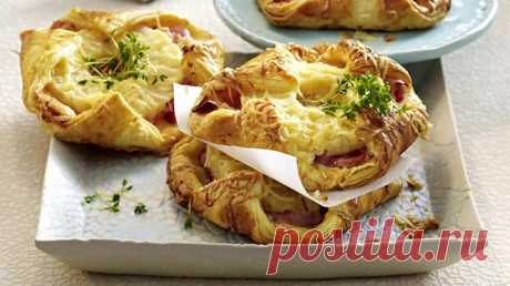 Закуска из слоеного теста с ветчиной и сыром   
Рецепт приготовления вкусной и оригинально закуски из слоеного теста с ветчиной, сыром и консервированными ананасами.