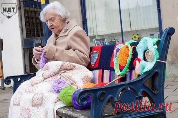 104-летняя бабушка украшает свой город связанными вручную вещами - Искусство здоровой жизни