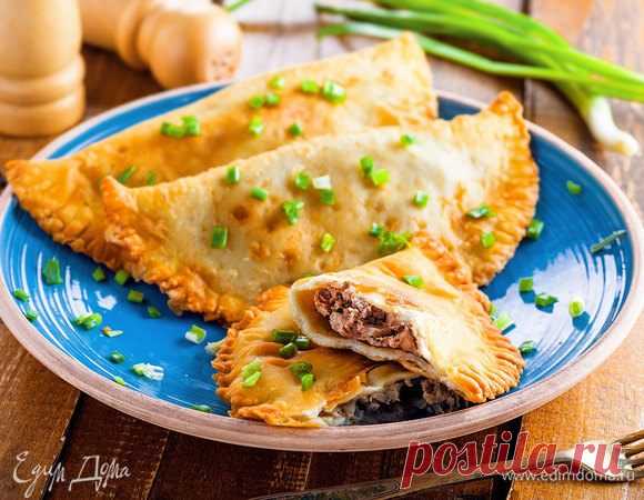Мастер-класс: готовим чебуреки с мясом, сыром, грибами Чебуреки пришли в нашу кухню от крымских татар и в своем изначальном виде представляли собой пирожки из тонкого пресного теста, замешанного на воде, с начинкой из рубленого мяса. Жарились чебуреки обязательно в животном жире...