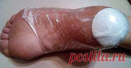 ЛЕКАРСТВО ОТ ТРЕЩИН НА ПЯТКАХ 
Трещины на пятках – весьма распространенная проблема, которая доставляет немало дискомфорта: сухость, утолщение кожи… Это может быть следствием недостаточного увлажнения пяток, сухости воздуха, нарушенного режима питания, неправильного ухода за ногами, плохой обуви, возраста или даже из-за кожных заболеваний. 
Рецепт средства, которое поможет в этом вопросе. 
ТЕБЕ ПОНАДОБИТСЯ 
10 таблеток аспирина 
250 мл 70%-го спирта 
ПРИМЕНЕНИЕ 
1. Растолки таблетки в порош