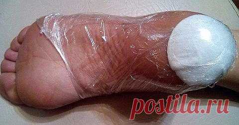 ЛЕКАРСТВО ОТ ТРЕЩИН НА ПЯТКАХ 
Трещины на пятках – весьма распространенная проблема, которая доставляет немало дискомфорта: сухость, утолщение кожи… Это может быть следствием недостаточного увлажнения пяток, сухости воздуха, нарушенного режима питания, неправильного ухода за ногами, плохой обуви, возраста или даже из-за кожных заболеваний. 
Рецепт средства, которое поможет в этом вопросе. 
ТЕБЕ ПОНАДОБИТСЯ 
10 таблеток аспирина 
250 мл 70%-го спирта 
ПРИМЕНЕНИЕ 
1. Растолки таблетки в порош