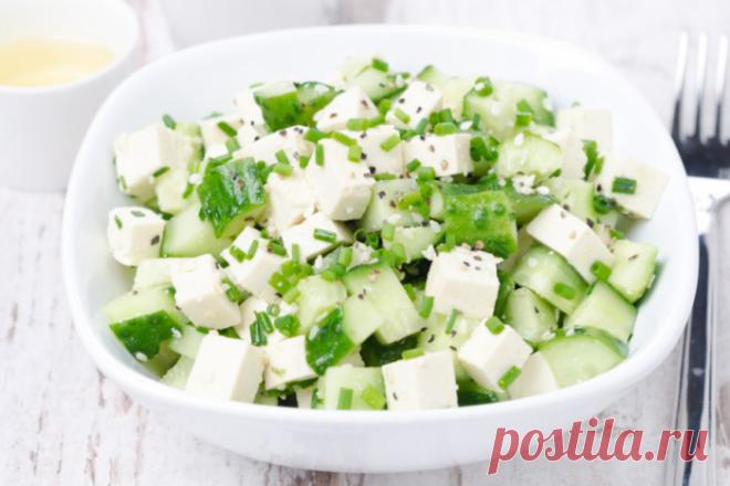 Салат с маринованным сыром тофу и огурцами Предлагаем тебе наш оригинальный рецепт простого и вкусного салата с маринованным тофу и огурцами – он отлично дополнит мясные и рыбные блюда.