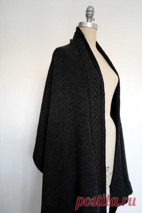 Стильный палантин En Voyage Чудная модель теплого и пушистого палантина, связанного из шерсти на спицах 4.5 мм. Палантин вяжется рядами чулочной вязкой, по одному краю идет рельефный узор с перекрещиванием петель, который напоминает косичку.