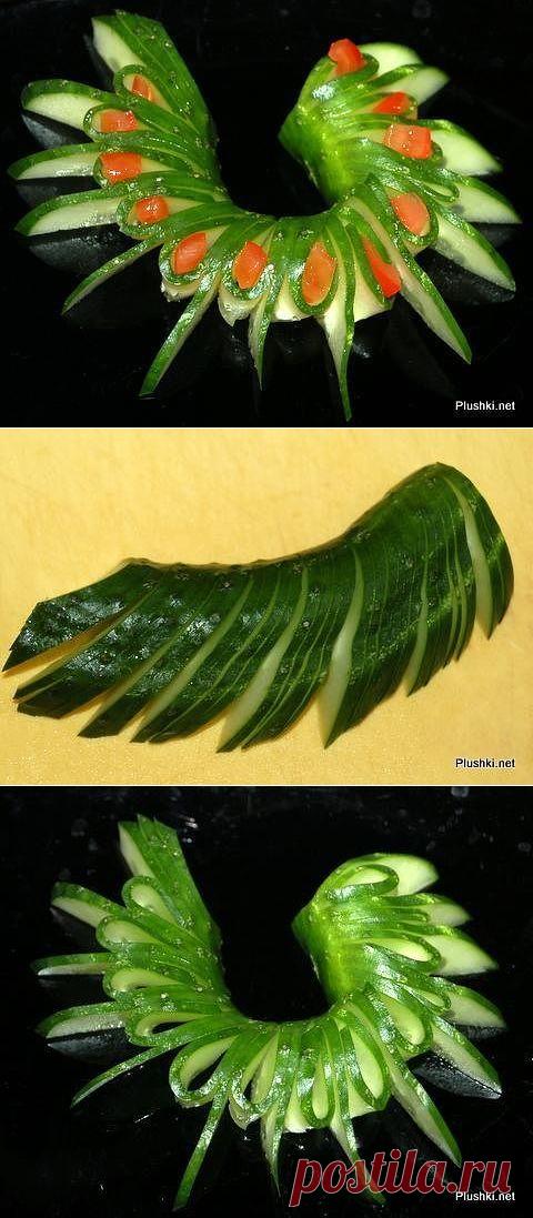 Украшение из огурца и помидора.