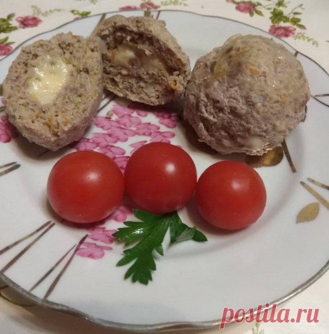 Рецепт «Детских хитрых котлет» с сырным сюрпризом Этот рецепт я придумала, когда моему сыну было четыре года и он категорически отказывался есть овощи. Какая мать с этим смирится? Значит овощи нужно спрятать, решила я. Даже если у вас нет подобных пр…