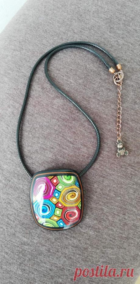 Кулоны &quot;Разноцветная тропинка&quot; из запекаемой полимерной глины. Узор одинаковый, разные по форме. Покрыты глянцевым лаком. Фурнитура у одного под бронзу, у второго под медь. Шнур чёрный из искусственного материала.