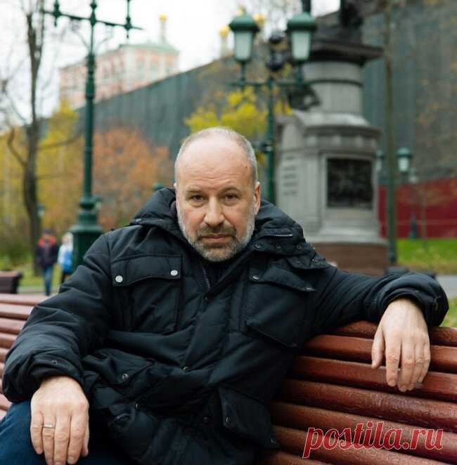 Якеменко: И театр и политику сокрушают сегодня с индустриальным размахом Телеграм канал Якеменко
В том, что сегодня театр и политика уничтожаются одновременно, причем одними и теми же людьми (подонок Прилепин или Богомолов и их кураторы, например) является очень характерным знаком времени. Политика сегодня очень напоминает театр - это пространство игры, политические действия наполнены метафорами, есть сцена, зал, кулисы, фойе, распределение ролей, действие, зрители