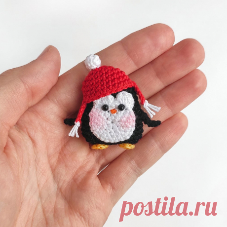PDF Брошь "Пингвин" крючком. FREE crochet pattern; Аmigurumi toy patterns. Амигуруми схемы и описания на русском. Вязаные игрушки и поделки своими руками #amimore - маленькая брошь в виде пингвина, пингвинята, пингвинчик, пингвинёнок.