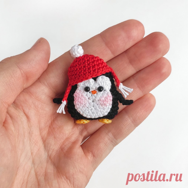 PDF Брошь "Пингвин" крючком. FREE crochet pattern; Аmigurumi toy patterns. Амигуруми схемы и описания на русском. Вязаные игрушки и поделки своими руками #amimore - маленькая брошь в виде пингвина, пингвинята, пингвинчик, пингвинёнок.