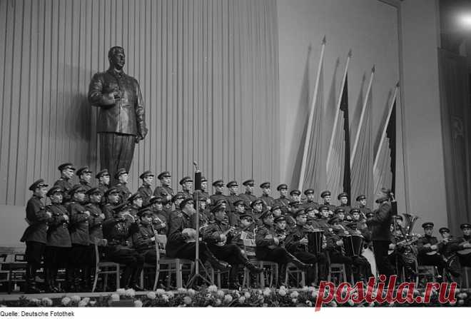 Выступление в Лейпциге (ГДР), 1952 год.  |  Fotothek_df_roe-neg_0006392_026_Blick_auf_die_Bühne_mit_dem_Ensemble_der_sowjeti.jpg (Изображение JPEG, 800 × 542 пикселов)
