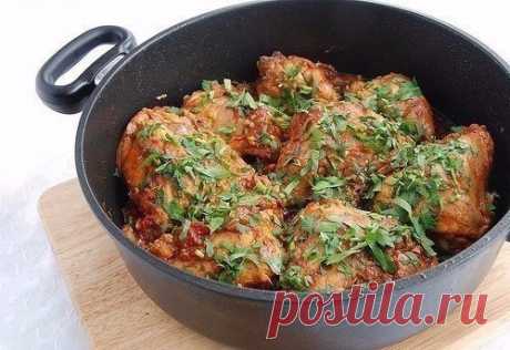 Одно из вкуснейших блюд грузинской кухни — Чахохбили 




По сути это рагу из мяса птицы, особенностью которого является, обжаривание кусочков без добавления жира, а затем тушение в собственном соку и томате , с добавлением специй и орехов до готовности…